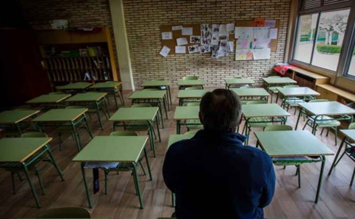 Un profesor frente a un aula vacía