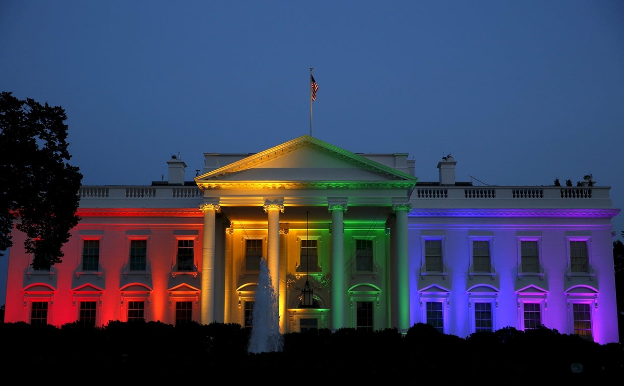 La Casa Blanca iluminada con los colores de la bandera LGTB