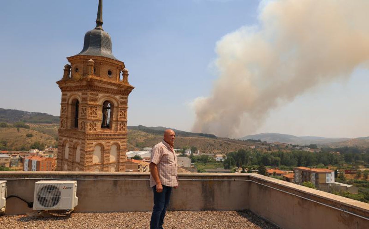 Así, cercado por las llamas, amaneció ayer Ateca (provincia de Zaragoza)