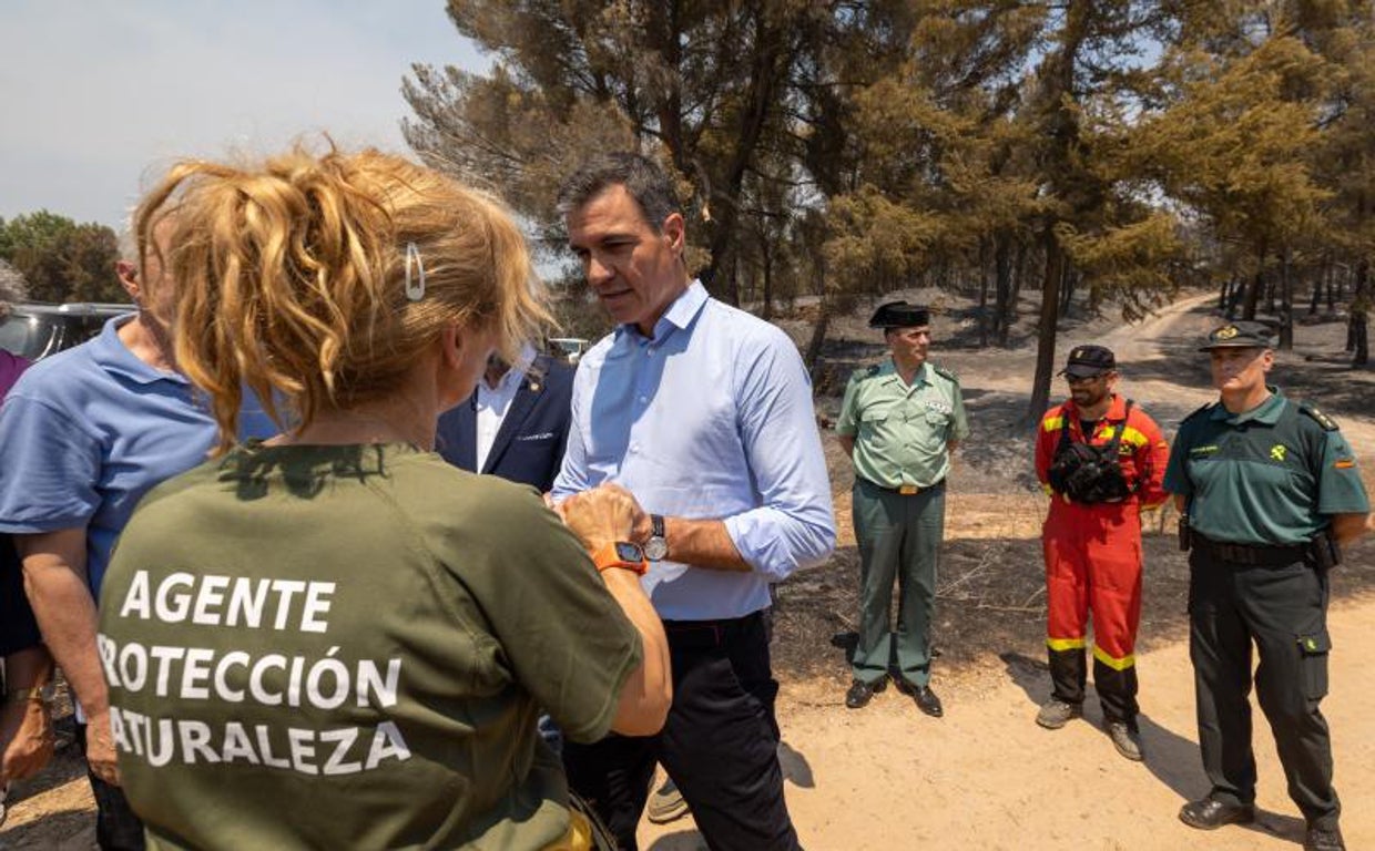 Sánchez conversa con un agente forestal el pasado miércoles en Ateca