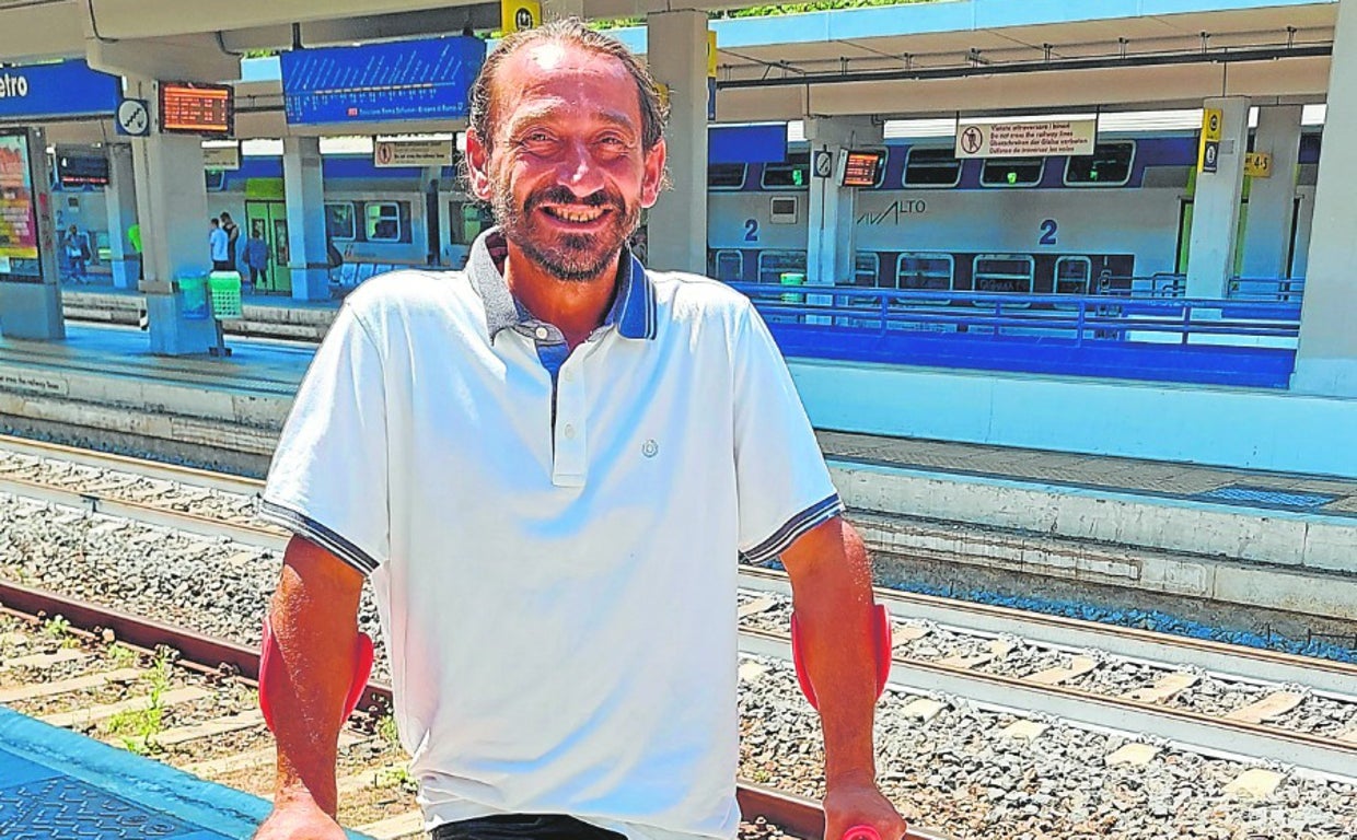 Mimmo en el anden de la estación cercana al Vaticano, donde vive y escribe para el semanario