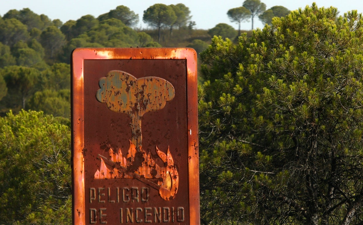 Un cartel advierte del peligro de incendios en las zona que hace 18 años fue arrasada por los fuegos