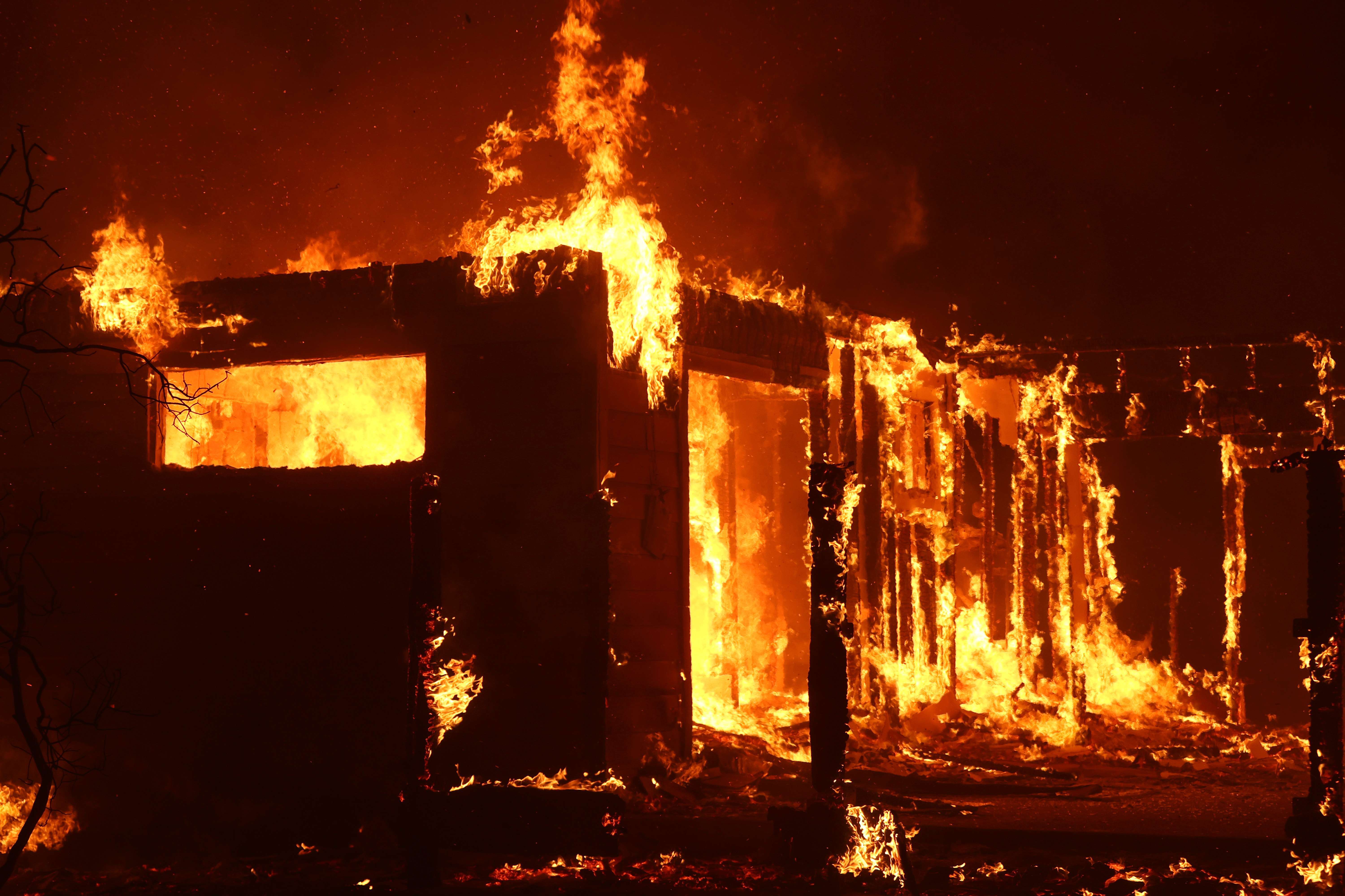 El fuego, que se mantiene activo a las afueras del Parque Nacional de Yosemite, ha obligado a evacuar a los vecinos.