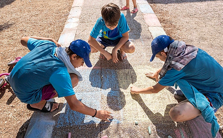 Imagen principal - Los niños realizan actividades y juegos todos los días
