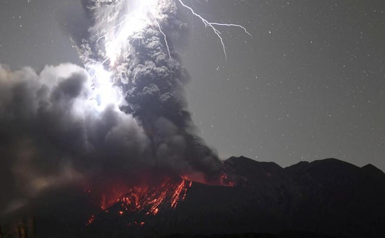 Japón declara la alerta máxima por la erupción del volcán Sakurajima