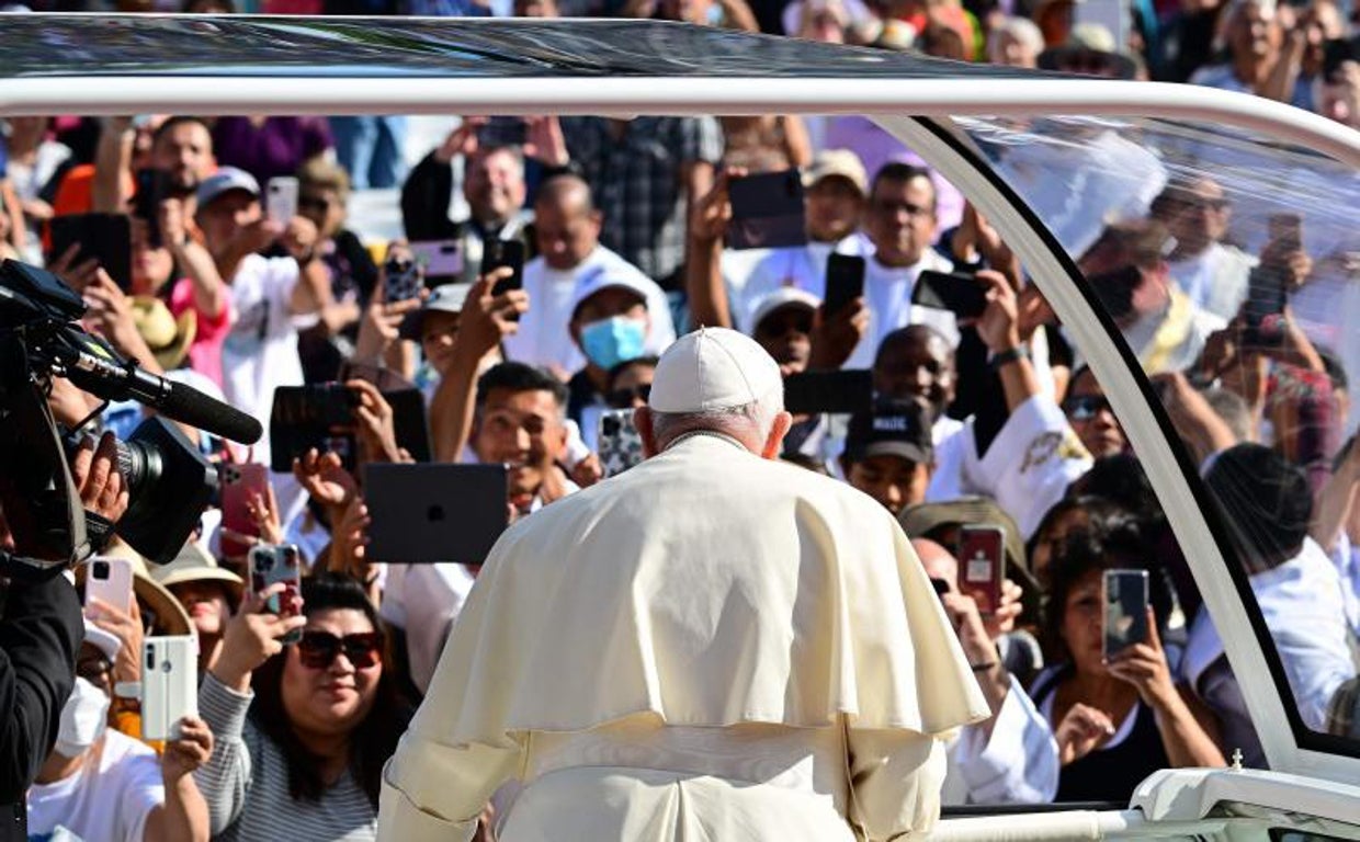El Papa Francisco llega en papamóvil al Commonwealth Stadium de Edmonton (Canadá) para celebrar la misa de este martes