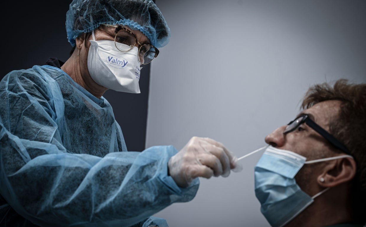 Un miembro de personal sanitario realiza una prueba diagnóstica