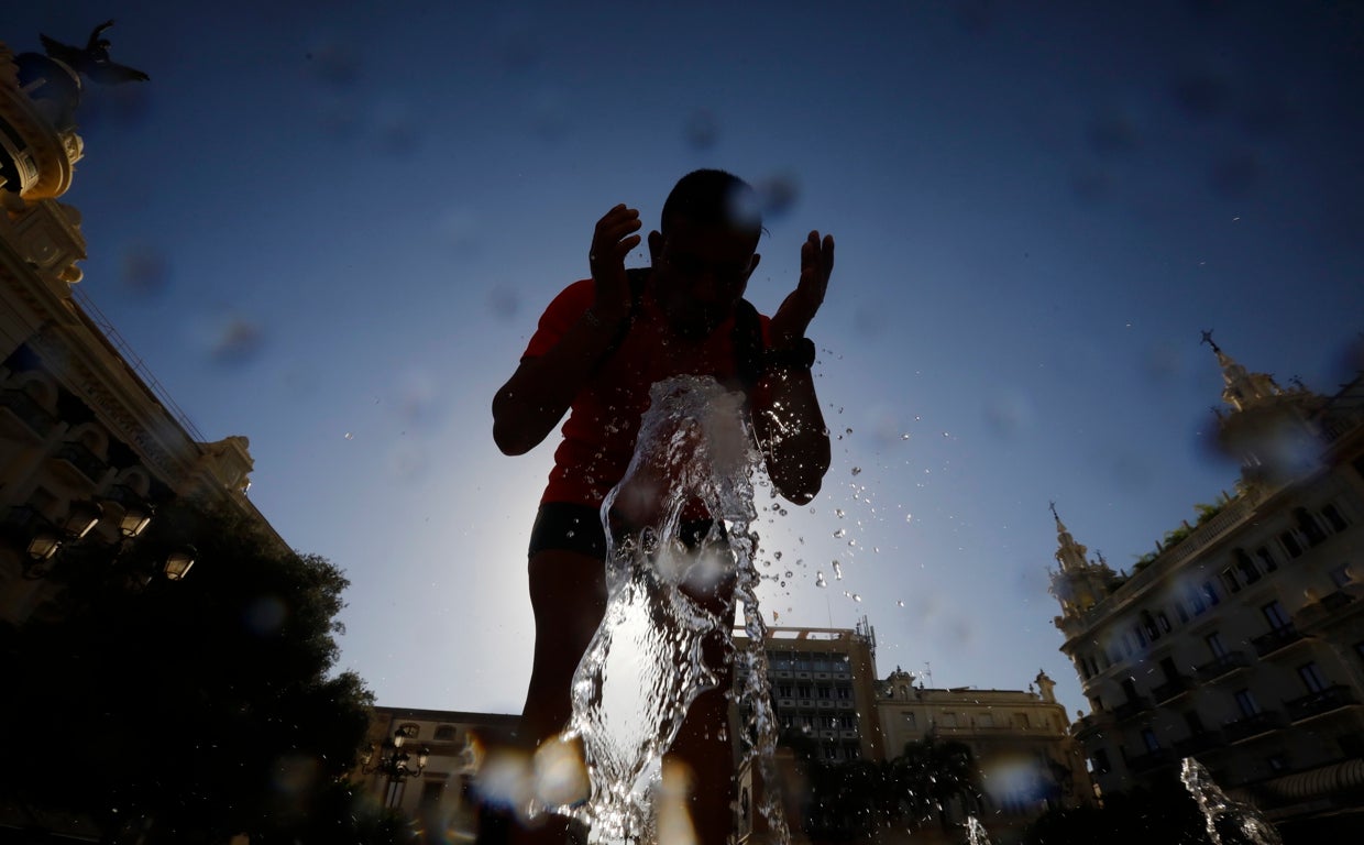 Un hombre se refresca en una de las fuentes de la plaza de las Tendillas de Córdoba