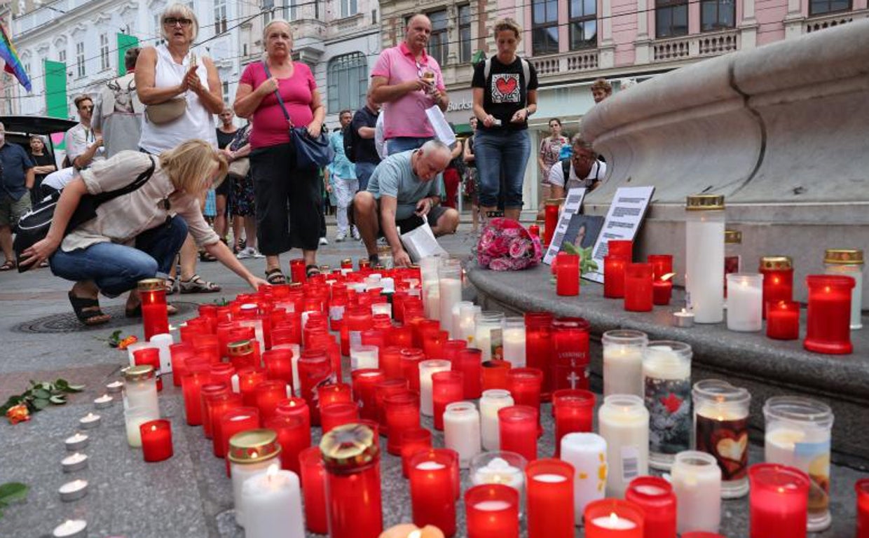 Velas, flores y fotos en memoria de la doctora Lisa Maria Kellermayr