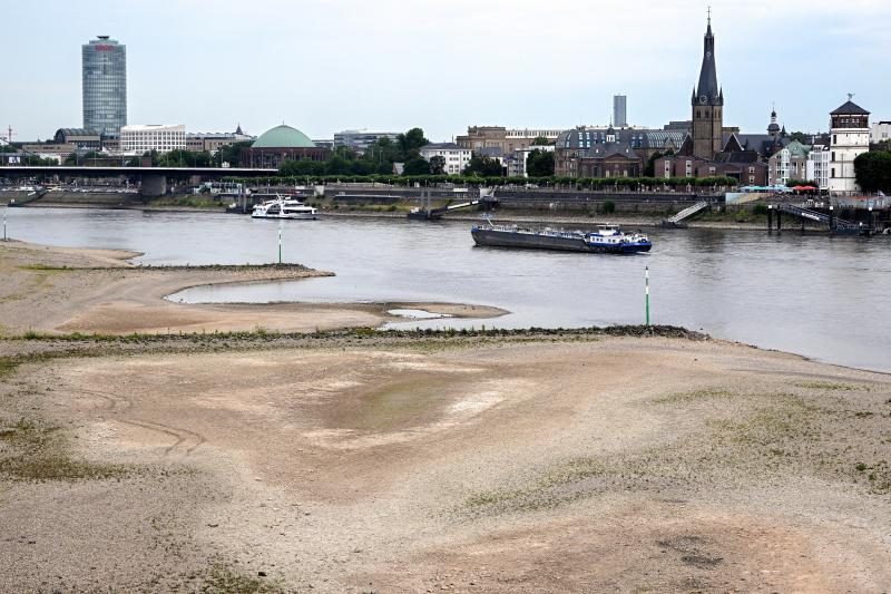 Cauce seco del río Rin en Düsseldorf, Alemania, el 29 de julio de 2022