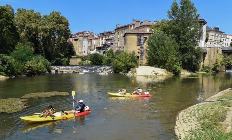 Los piragüistas viajan por el río Midouze en Mont-de-Marsan, suroeste de Francia, el 9 de agosto de 2022, cuando Francia vio su julio más seco registrado, según la agencia meteorológica nacional