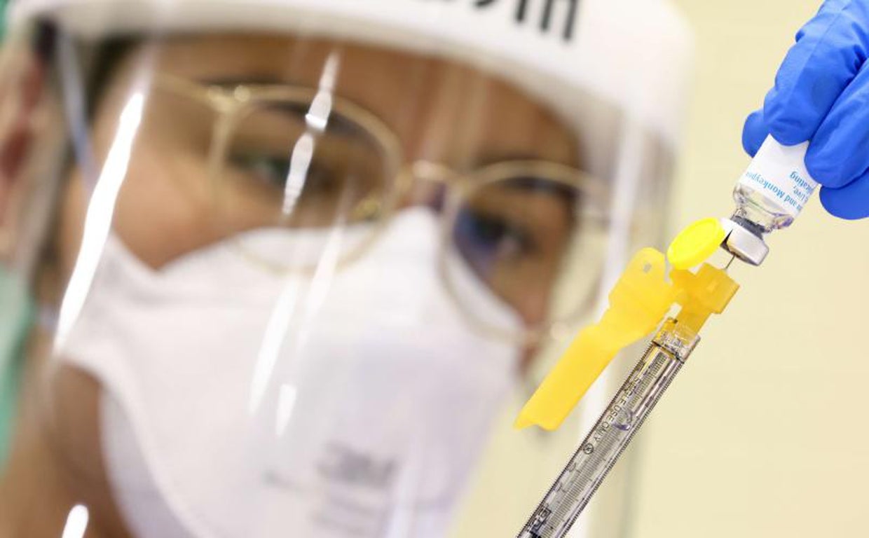 Una enfermera californiana preparando una vacuna de viruela justo antes de inocularla
