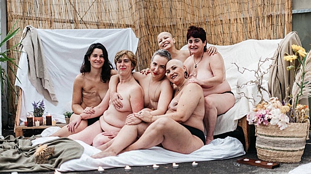 Las mujeres de la Asociación Iñurri muestran las cicatrices de sus mastectomías en el calendario de este año
