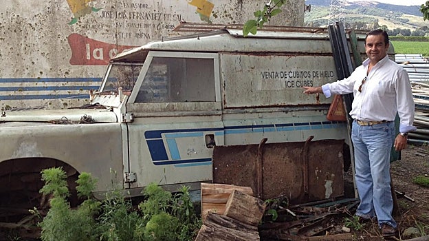 Miguel Ángel Vázquez, uno de los fundadores de Procubitos junto su primera furgoneta