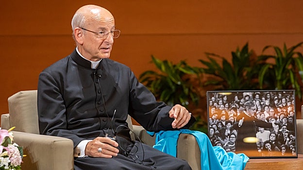 El prelado, Fernando Ocáriz, en un reciente acto este agosto en Barcelona. Como establece el 'motu proprio' del Papa ya no porta la cruz pectoral, propia de los obispos