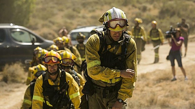 Miembros de las Brigadas de Refuerzo en Incendios Forestales (BRIF) se dirigen a extinguir un incendio en el entorno de Añón de Moncayo