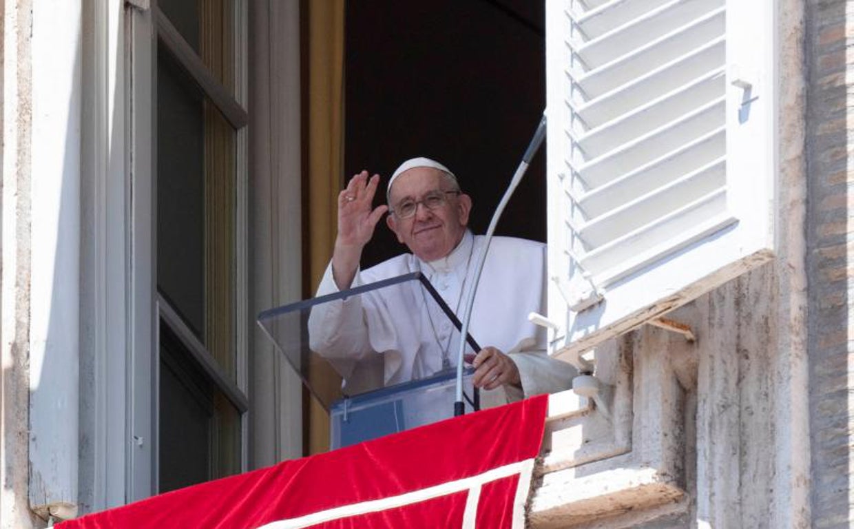 El Papa Francisco se asoma durante el rezo del Ángelus desde la ventana de su estudio en el Vaticano