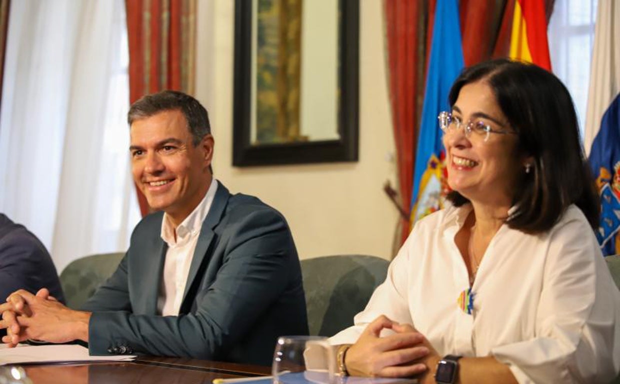 El presidente del Gobierno, Pedro Sánchez, en su décima visita a la isla de La Palma tras la erupción del volcán, junto a la ministra de Sanidad, Carilona Darias