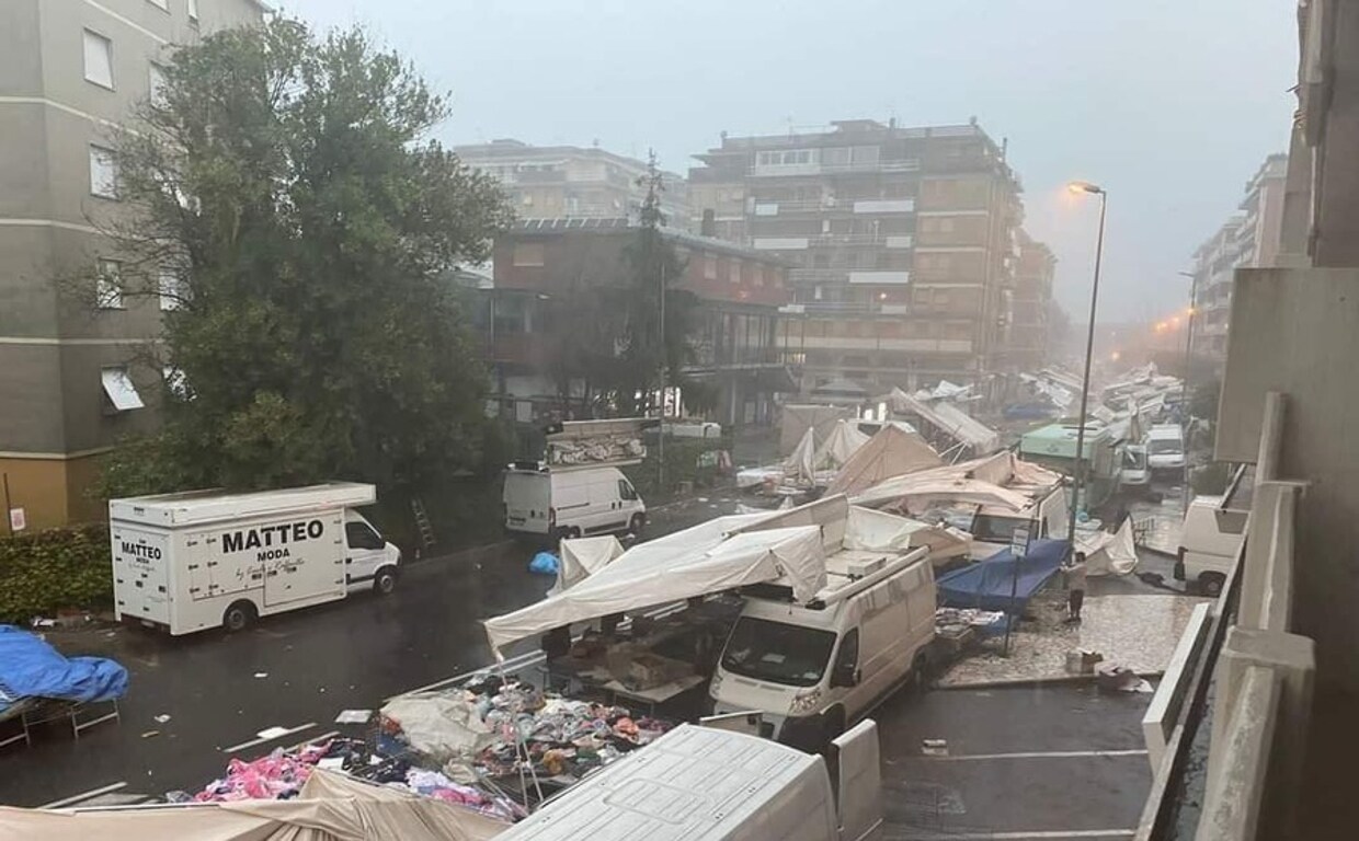 Mercado de Marina de Carrara, en Toscana, destrozado por viento huracanado