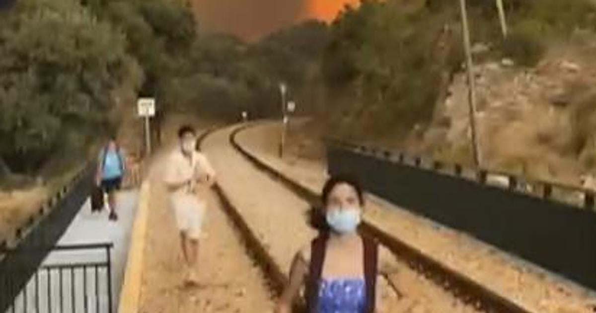 Personas huyendo por las vías del tren