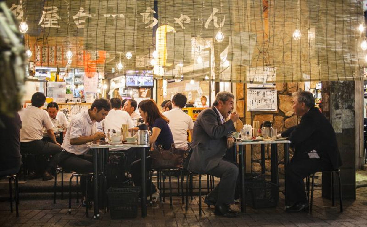 Un restaurante de Tokio antes de la pandemia de coronavirus