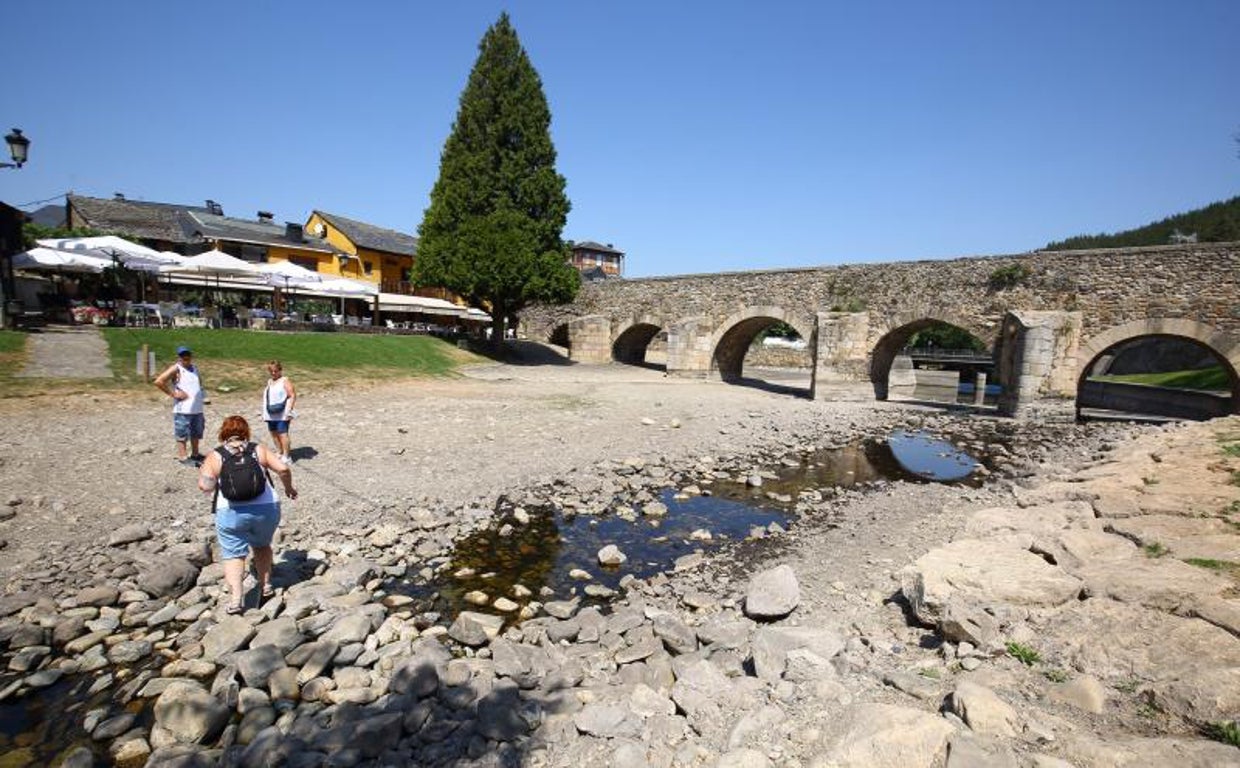 El río Meruelo a su paso por Molinaseca (León), con muy poco caudal de agua debido a la sequía