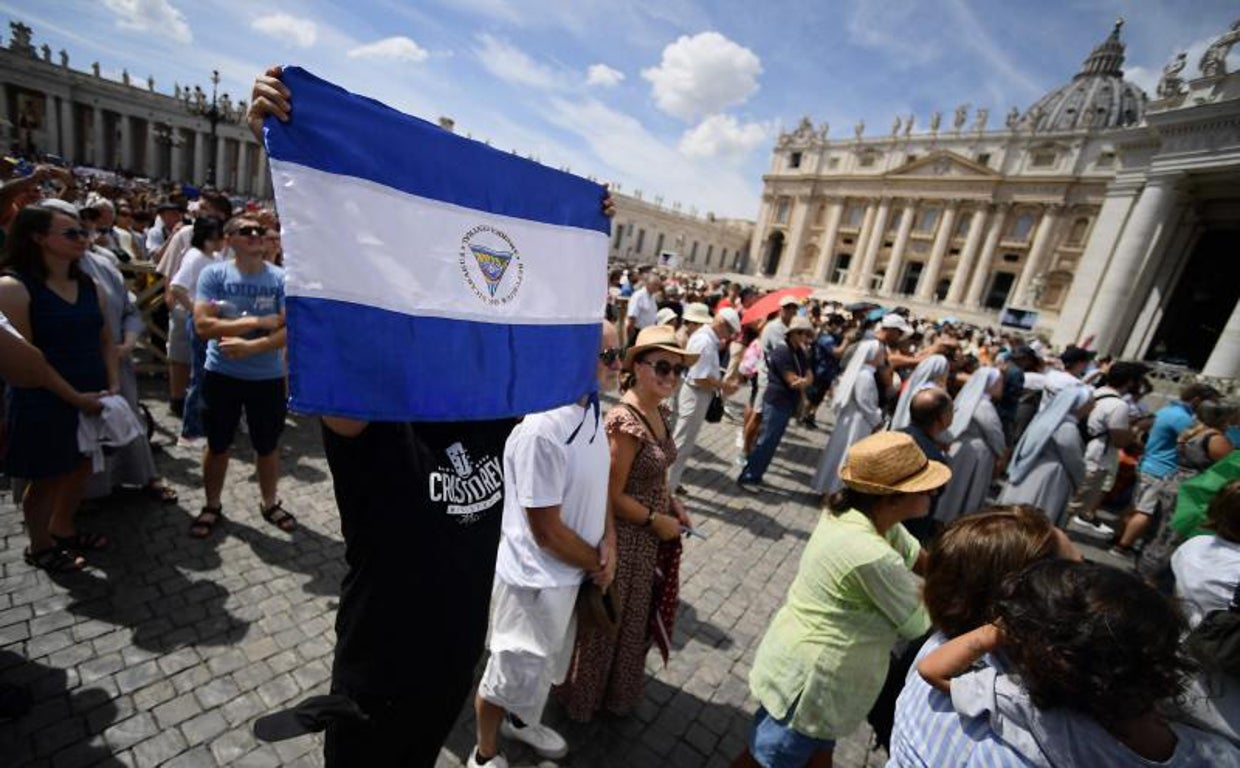 Un hombre sostiene la bandera de Nicaragua en la Plaza de San Pedro durante el Ángelus de este domingo en El Vaticano