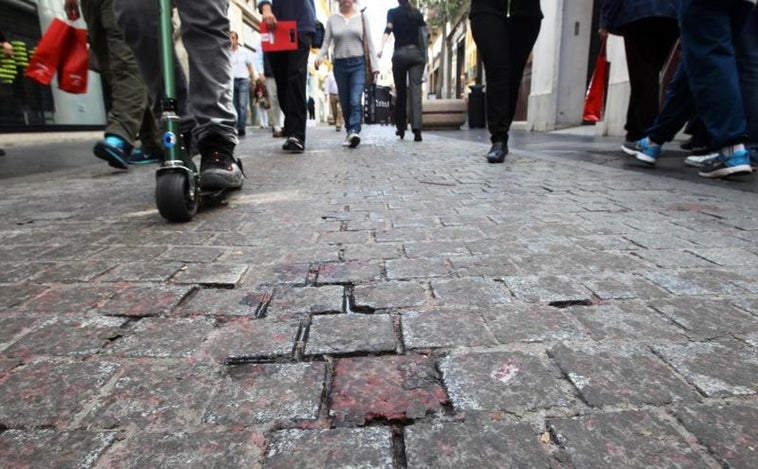 Andalucía rechaza indemnizar a una vecina de Sevilla que se tropezó por la cera de las calles en Semana Santa