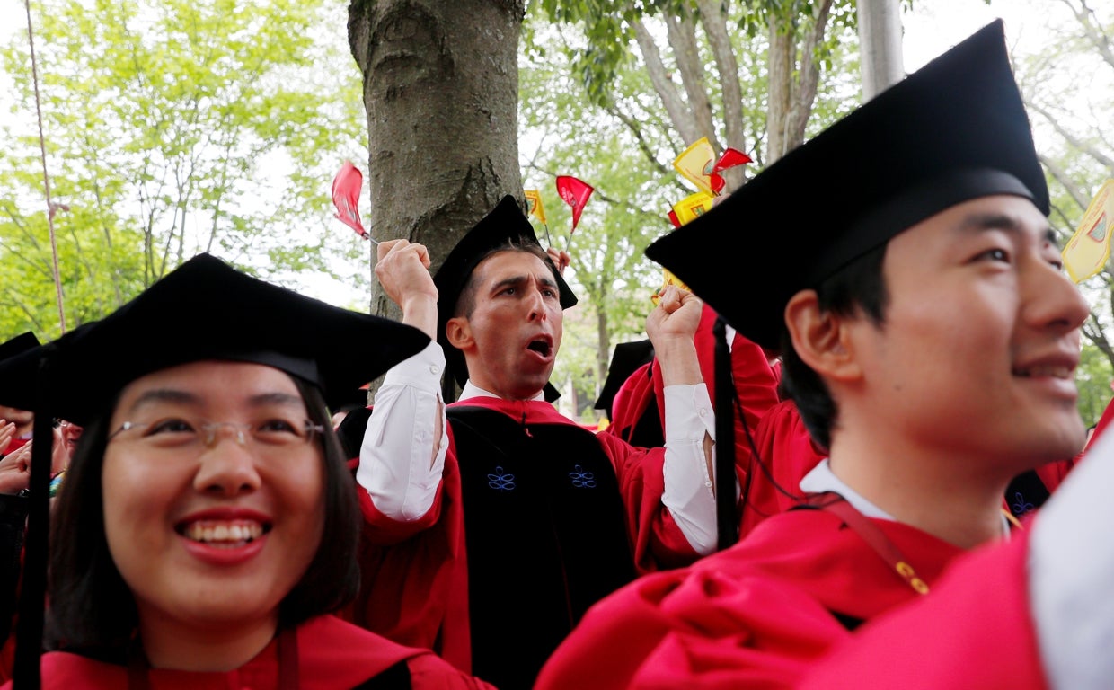 Biden perdona hasta 20.000 dólares de deuda estudiantil a millones de estadounidenses