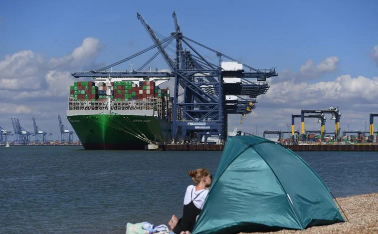 Europa acusa a Reino Unido de convertir el Canal de la Mancha en un vertedero