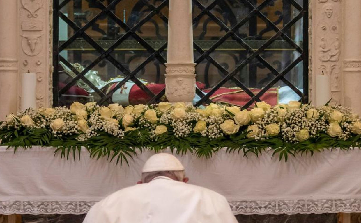 El Papa Francisco reza frente a la tumba de Celestino V en L'Aquila