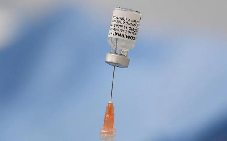 EE.UU. autoriza dos nuevas vacunas adaptadas a Ómicron para empezar a inmunizar este otoño
