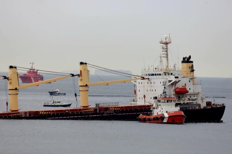 El vertido del buque de Gibraltar, en imágenes