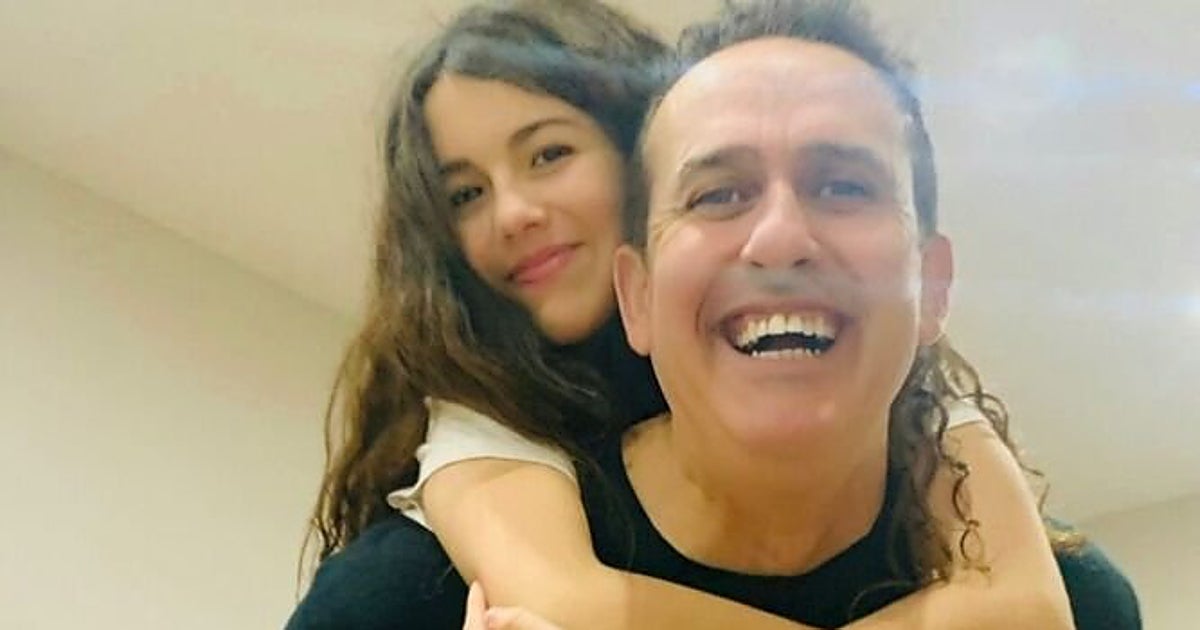 José Manuel López con su hija, víctima de acoso escolar. Kira se suicidó con 15 años el año pasado