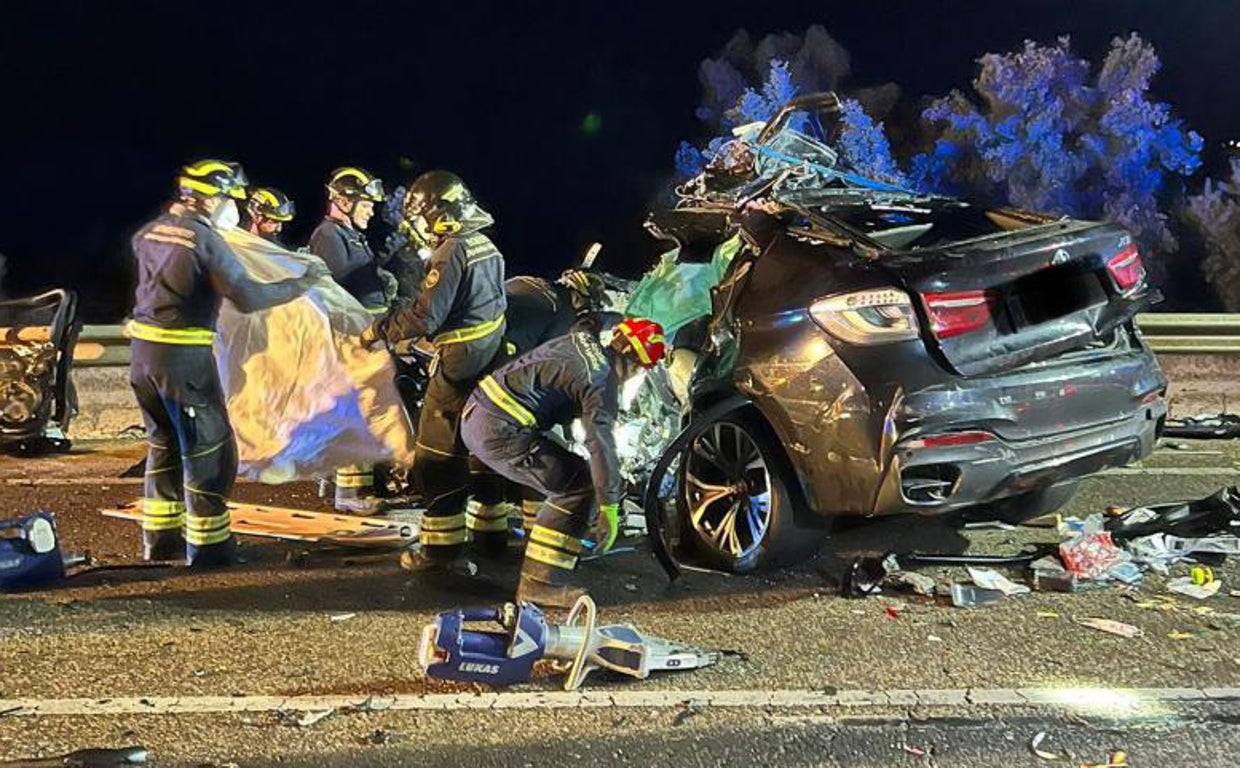 Los bomberos actúan en el lugar del accidente en el que murieron un padre y su hijo