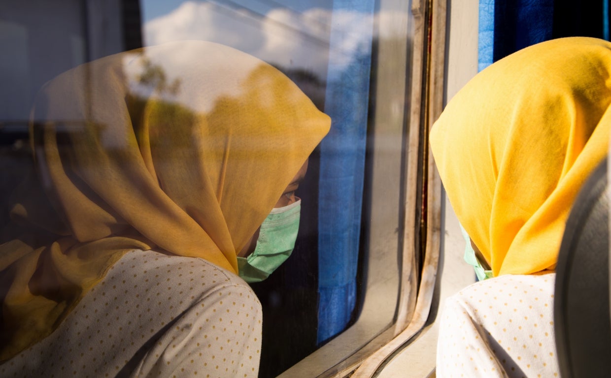 Una mujer usa el hiyab en el transporte público