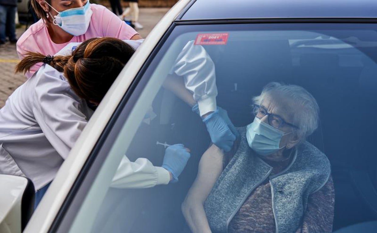 Una mujer recibe la vacuna contra el coronavirus en febrero de 2021 en Vitoria