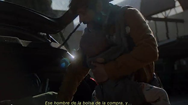 Imagen de un hombre 'blandengue' cuidando del niño y haciendo la compra