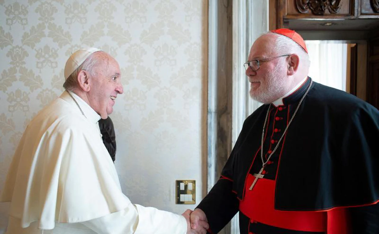 Francisco saluda al arzobispo de Munich, Reinhard Marx