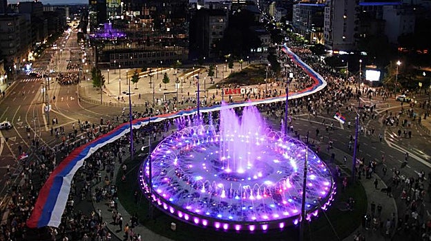 Las calles de Belgrado repletas de manifestantes el pasado domingo, en contra de la celebración del Europride
