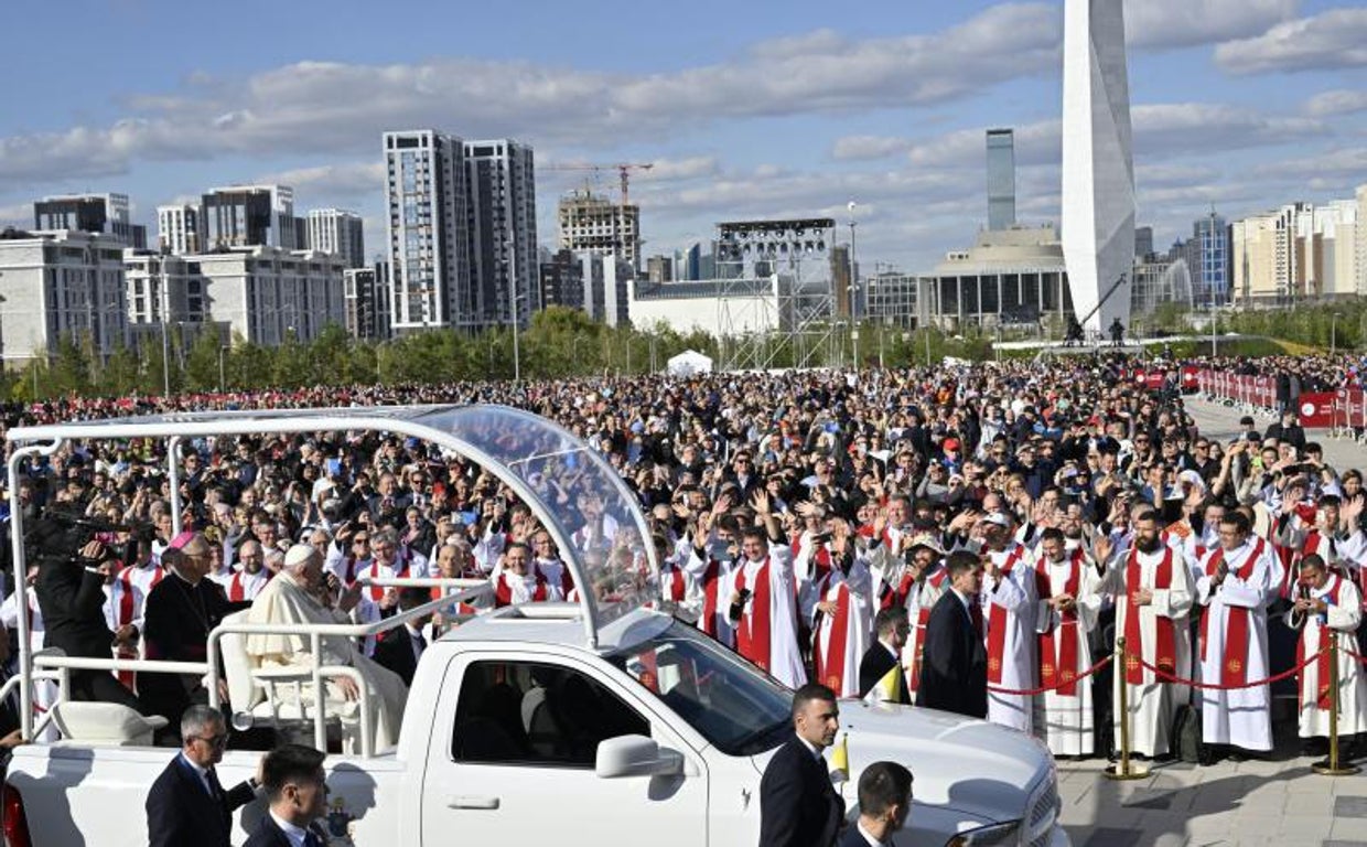 Francisco saluda desde el papamóvil a los asistentes a la misa  a su llegada a la explanada de la Expo, en Nursultán