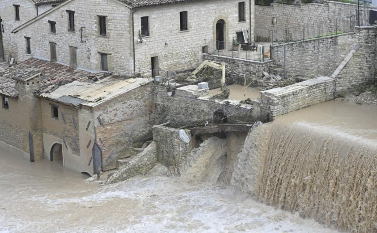 El desbordamiento del rio Sanguerone ha provocado daños en la localidad de Sassoferrato, en la provincia italiana de Ancona