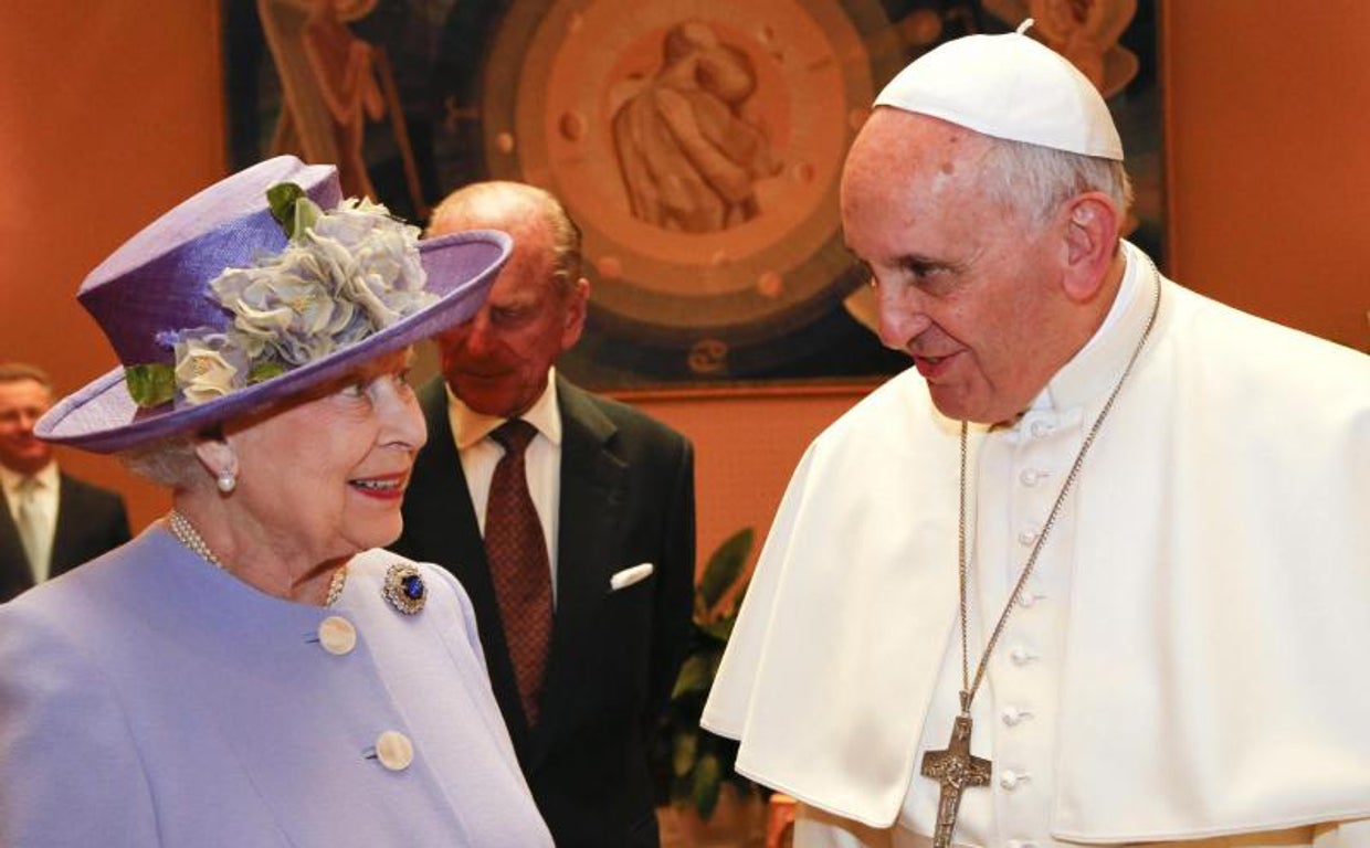 El Papa Francisco y la reina Isabel II en un encuentro en el Vaticano en abril de 2014