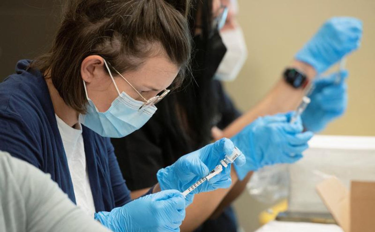 Una mujer prepara la vacuna contra la viruela del mono