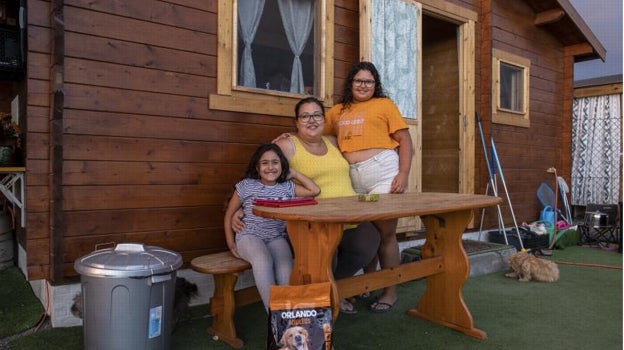 Leticia García, junto a sus hijas Ayna e Itziar en la casa de madera que le cedieron tras perderlo todo