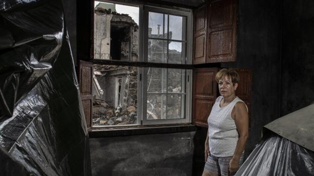 Iraides Rodríguez Fajardo muestra el interior de su casa quemada por el calor de la lava