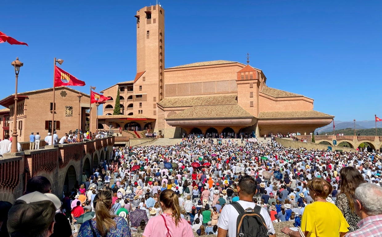 Los peregrinos se congregan en la explanada del santuario de Torreciudad
