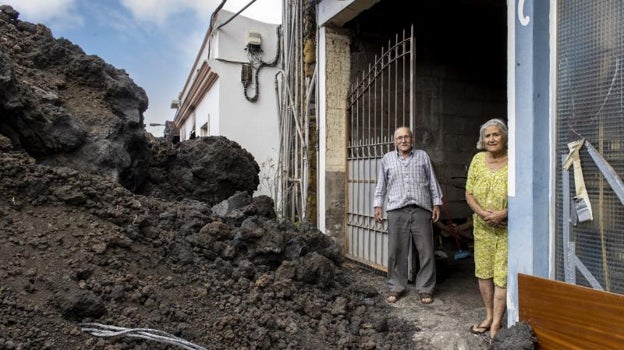 Juan y su mujer, en la puerta de su casa en La Laguna