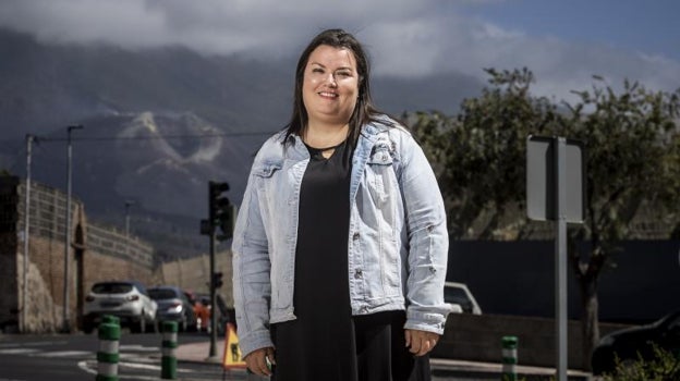 Mariana Monterrey es psicóloga sanitaria y presta apoyo desde el día 1 de la erupción. Atiende a 190 personas junto a siente compañeros. Posa para ABC con el volcán detrás