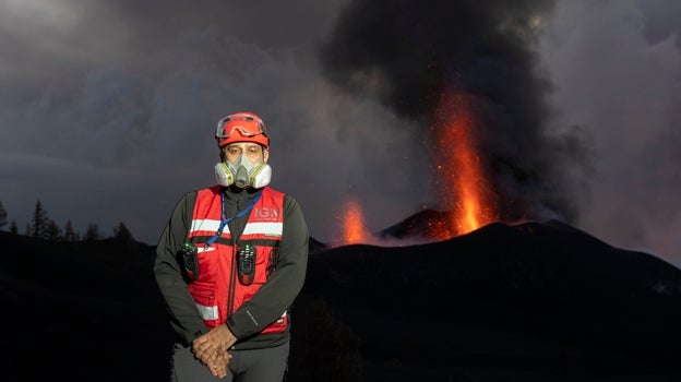 El geólogo Stavros Meletlidis, en plena erupción, en noviembre de 2021